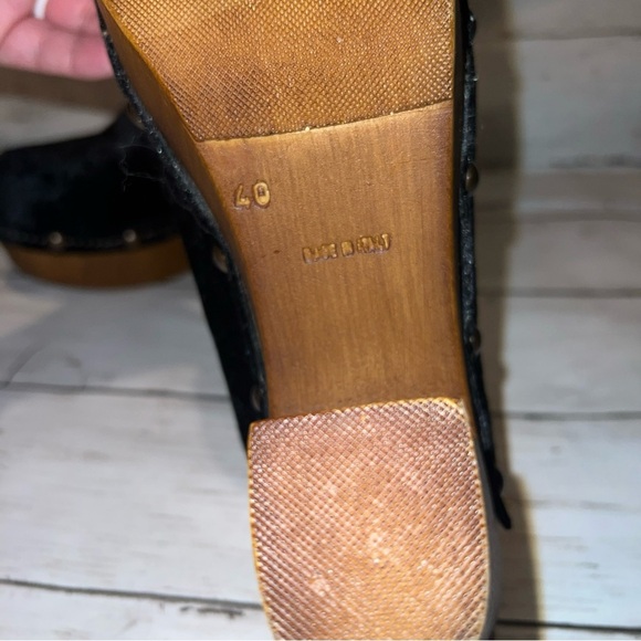 🖤Sbicca Black Velvet Clogs with Wooden Heel🖤 - Picture 4 of 5